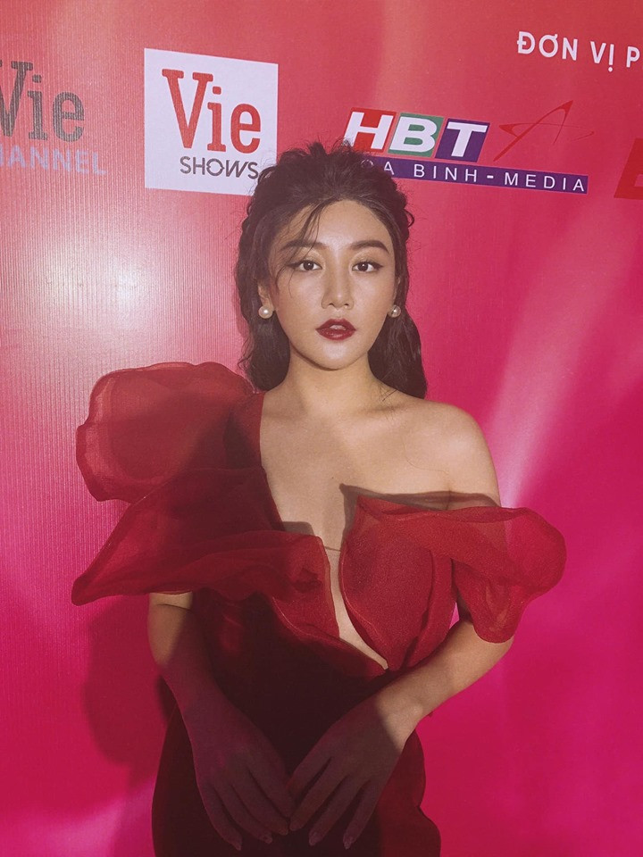 Thay đổi sang phong cách quý phái, gợi cảm, nữ ca sĩ 25 tuổi thường chăm diện những mẫu váy tôn lên thân hình gợi cảm.