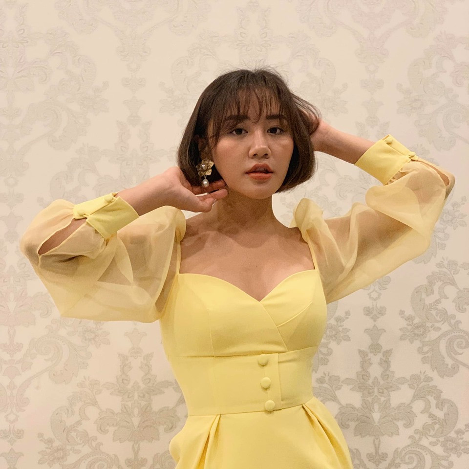 Vốn sở hữu thân hình nhỏ nhắn và nóng bỏng, Văn Mai Hương thường diện đồ hở vai, khoét ngực sâu.