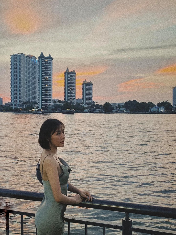 Các mẫu váy hai dây gợi cảm cũng đang được Văn Mai Hương đặc biệt yêu thích.