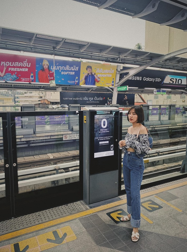 Giọng ca 25 tuổi mix quần jeans ống xuông với áo hai dây croptop đi du lịch cực sang chảnh. Ảnh: FBNV. Video "Minh Hằng chia sẻ về phong cách thời trang". Nguồn: VTC.