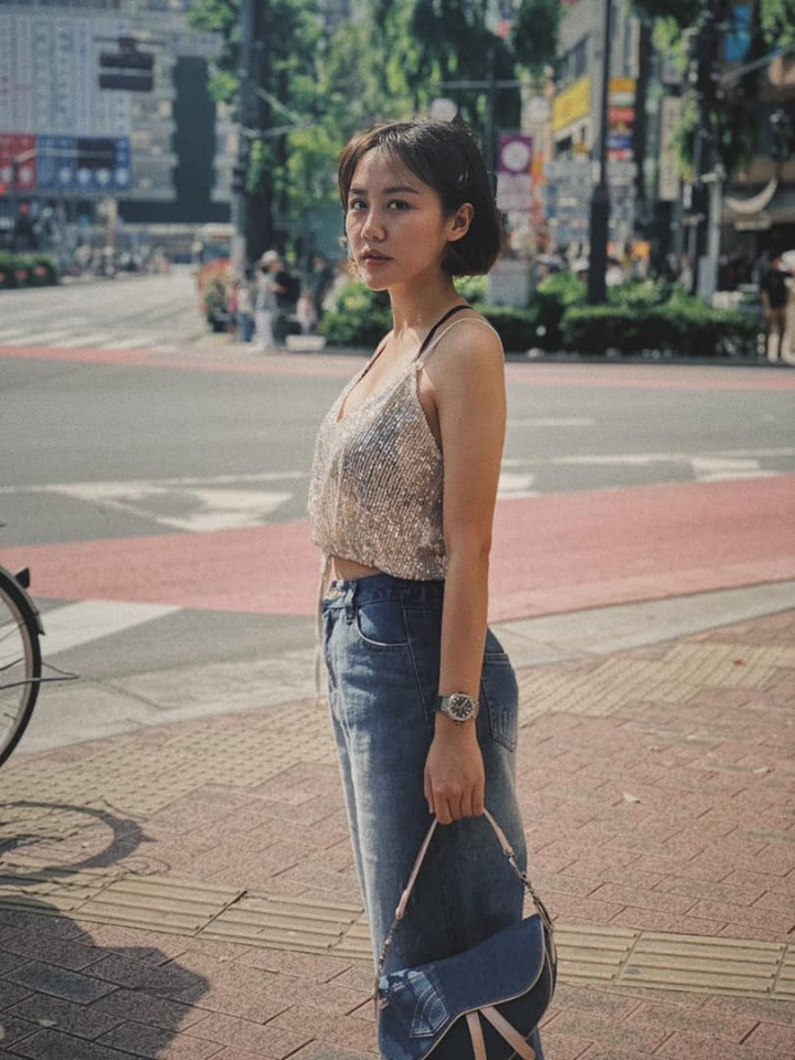 Ở style đời thường, giọng ca Nếu như anh đến hay mix áo hai dây với quần jeans năng động và quyến rũ.