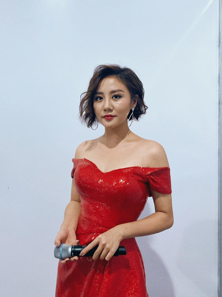 Nhìn chung, gu thời trang của Văn Mai Hương đang hướng đến style sang chảnh.