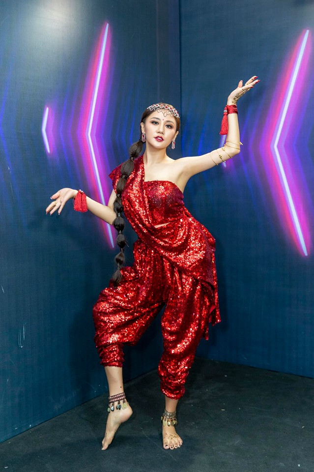 Văn Mai Hương đặc biệt yêu thích những trang phục màu nổi bật như màu đỏ.