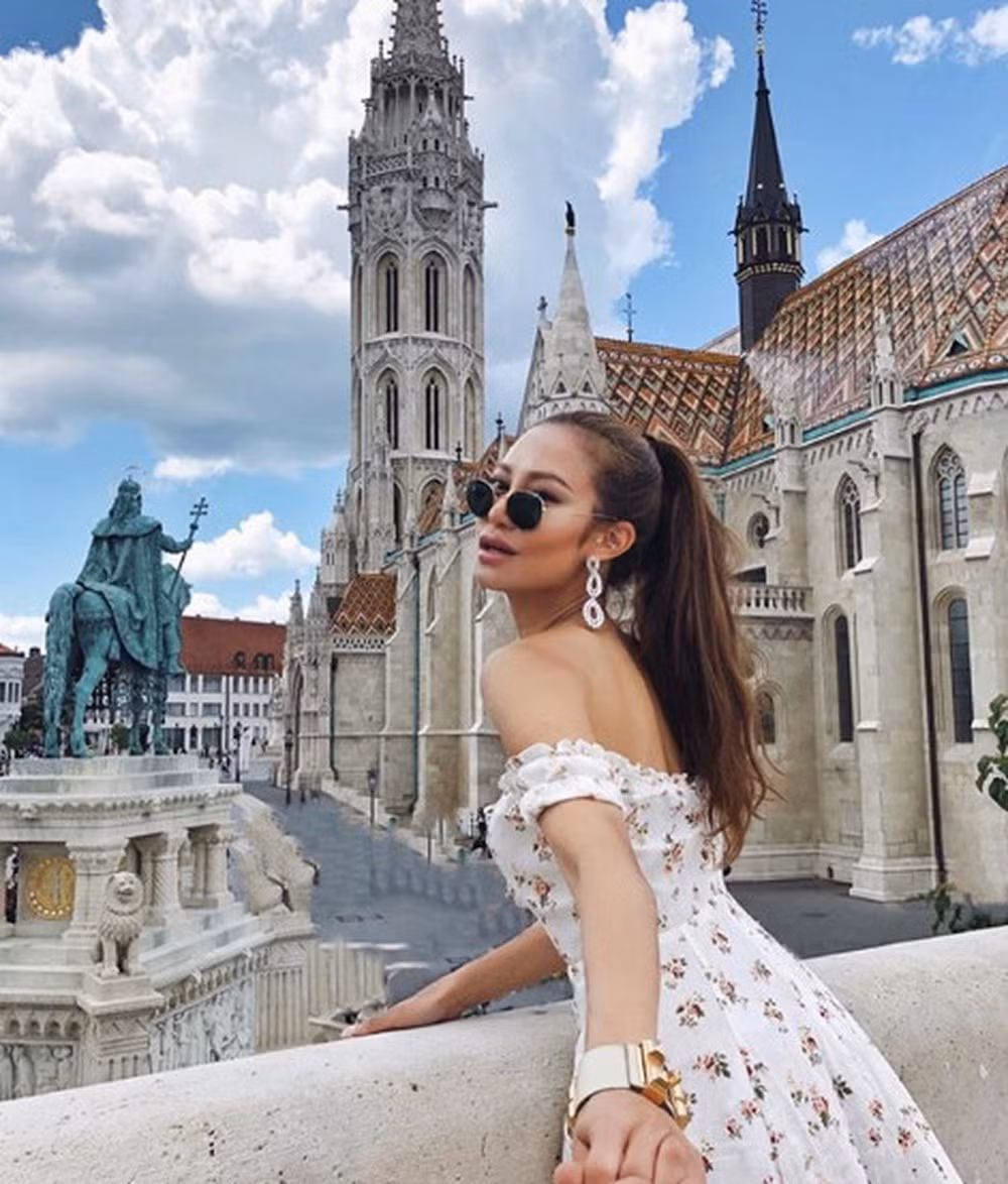 Elly Lam thường xuyên ăn mặc sang chảnh và check in tại những địa điểm du lịch nổi tiếng.