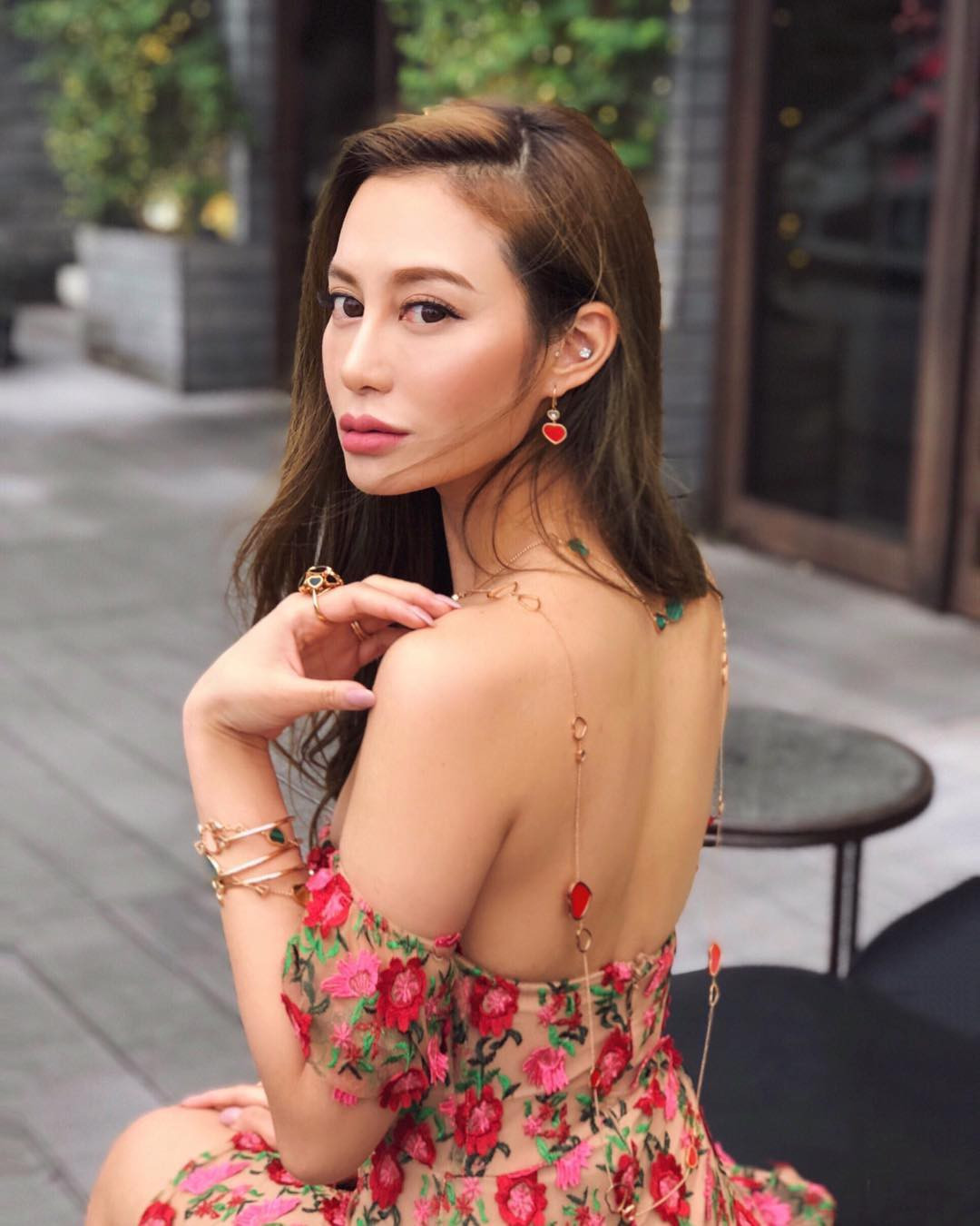 Các kiểu váy hở lưng cũng khiến bà mẹ một con trông cực kỳ nóng bỏng.