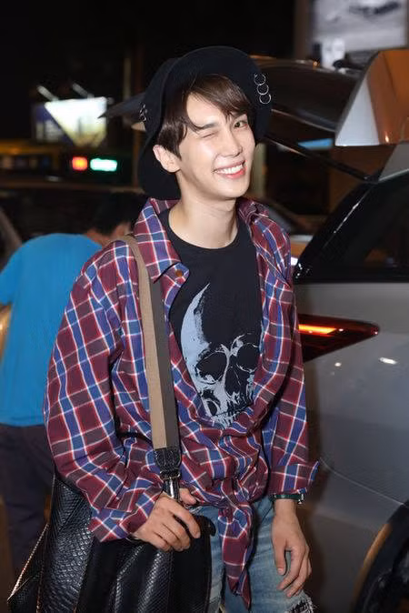 Áo sơ mi phối với áo sơ mi kẻ karo và quần jean rách trông cực chất.