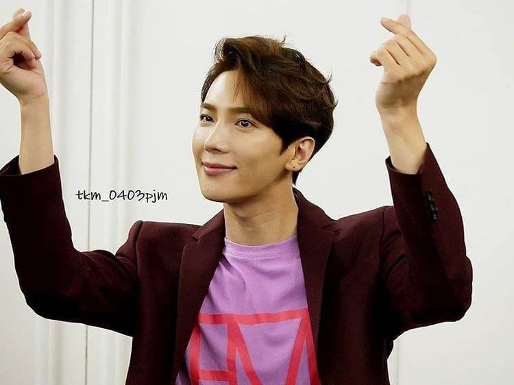 Áo phông và vest là hai trang phục thường xuyên được Park Jung Min áp dụng.