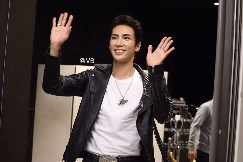 Quá thân thuộc với khán giả trẻ tại Việt Nam, Park Jung Min là một diễn viên có tiếng tại Hàn Quốc và là một trong những thành viên của nhóm nhạc nam thần SS501. Ngoài đời, mỹ nam Hàn Quốc có gu ăn mặc “chất lừ”.