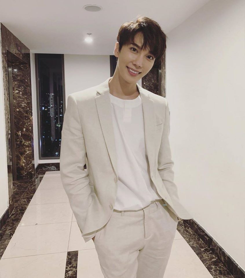 Dù mặc đơn giản hay cầu kỳ diêm dúa, nam diễn viên trẻ trông vẫn vô cùng đẹp trai và toát lên thần thái sang chảnh.