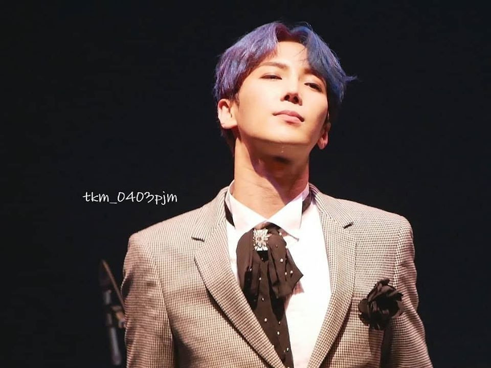 Mỹ nam xứ Hàn trông cực "chất" với mái tóc tím lãng tử và cách ăn mặc chỉnh chu.