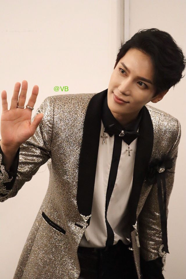 Đôi khi đi biểu diễn, anh chàng mặc khá diêm dúa và trang điểm đậm.