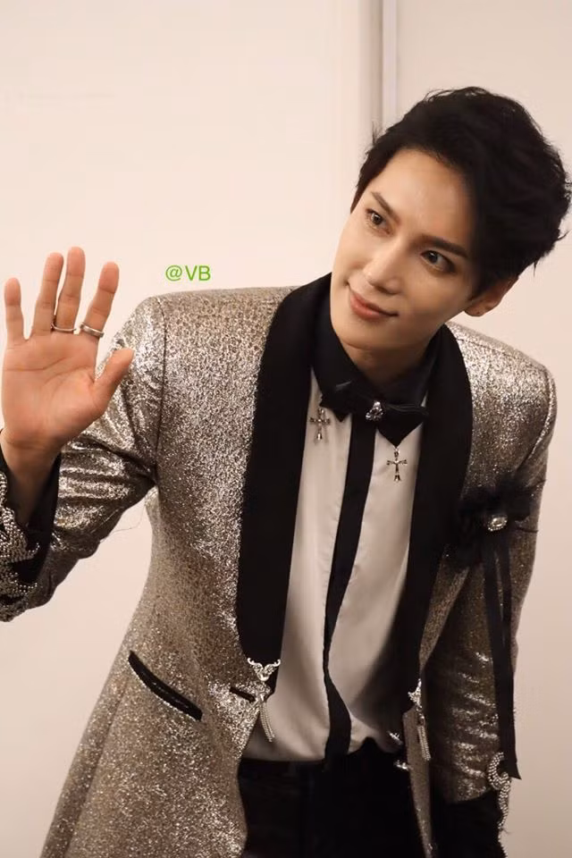 Đôi khi đi biểu diễn, anh chàng mặc khá diêm dúa và trang điểm đậm.