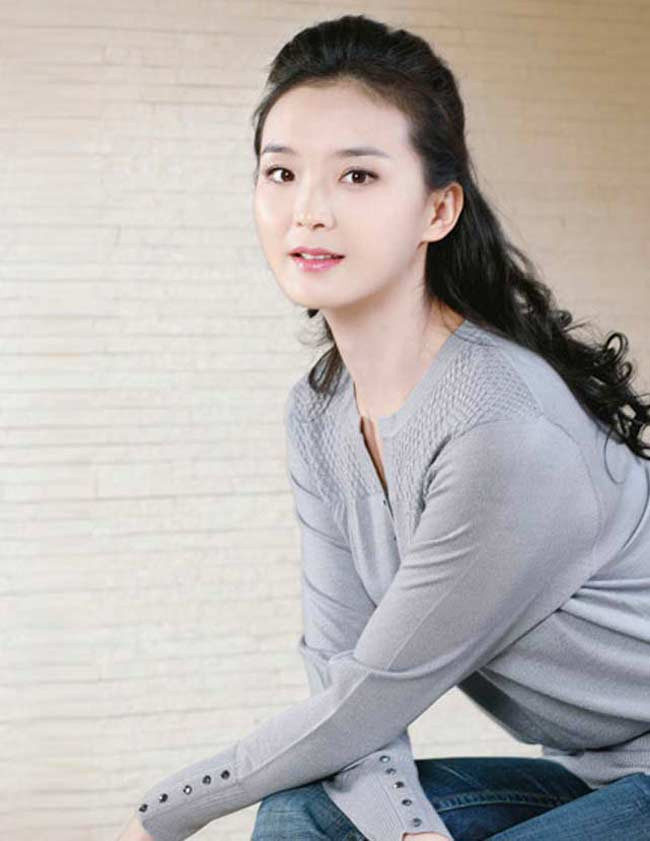 Uống nước chanh pha loãng: Cô uống rất nhiều nước mỗi ngày, không chỉ nước lọc không mà cô uống với chanh. Chanh chứa một số a-xít hữu cơ, glucoxit, vitamin C, B1, B2, PP, đường, can-xi, phốt-pho, sắt giúp bạn tiêu mỡ, kích thích hệ tiêu hóa, thanh lọc cơ thể, giữ cân khá tốt. Đặc biệt, nước chanh giúp nuôi dưỡng làn da rất tốt.