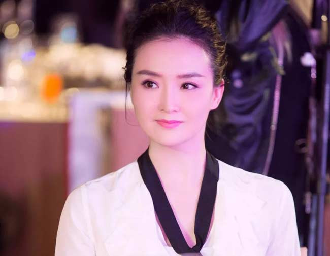 Tập yoga mỗi ngày để duy trì độ dẻo dai: Cũng như xu hướng làm đẹp của nhiều ngôi sao khác trên thế giới, Vương Diễm rất mê tập yoga. Vì nó là bộ môn nhẹ nhàng, mang đến sự trẻ trung, dẻo dai từ bên trong cho đến bên ngoài. Cô luyện tập nó mỗi ngày, tranh thủ thời gian sau khi chăm sóc gia đình.