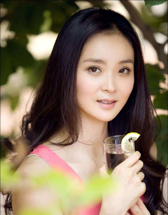 Vương Diễm cũng khuyên thay vì uống nước lọc không, nên thêm vài lát chanh hoặc vắt thêm nước cốt pha loãng để uống như nước lọc hàng ngày.