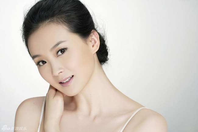 Theo tiết lộ, dù rất giàu có vì lấy chồng tỷ phú nhưng cách chăm sóc da của Vương Diễm rất đơn giản. Cô sử dụng các phương pháp tự nhiên để làm đẹp. Thậm chí, dù đã bước qua tuổi 45 nhưng người đẹp vẫn nói không với phẫu thuật thẩm mỹ, cô duy trì vẻ đẹp tự nhiên nhất: với đôi mày lá liễu, khuôn miệng nhỏ nhắn, cặp mắt mí lót đặc trưng và làn da trắng sứ.