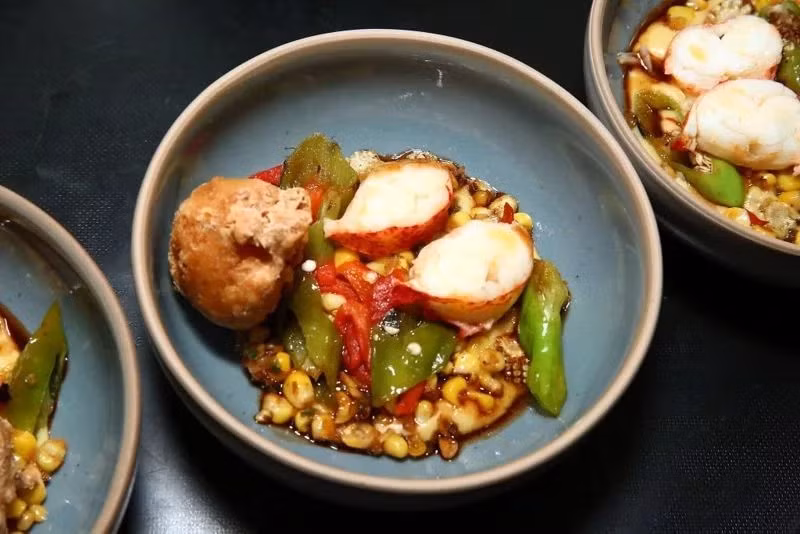 Giảm đau: Khoa học đã chứng minh chất capsaicin có trong thức ăn cay nóng có khả năng giảm các cơn đau do viêm, nhờ có các thành phần kháng viêm. Capsaicin còn chặn các tín hiệu đau truyền đến não, giúp giảm đau tạm thời.