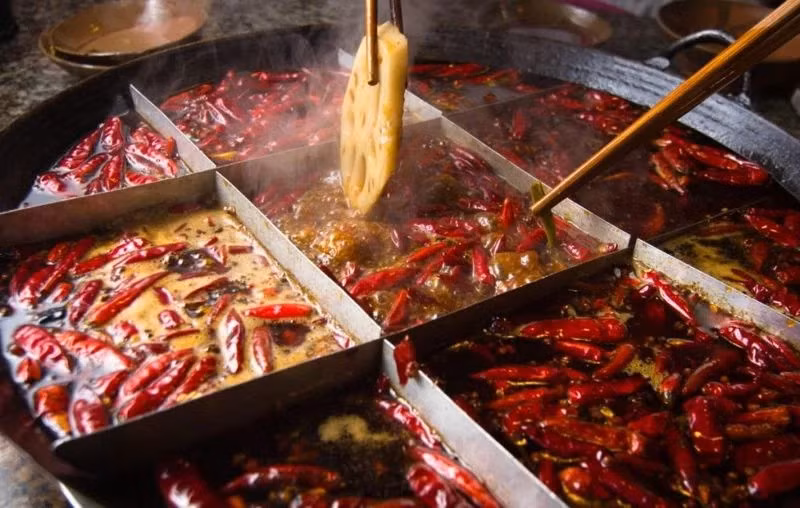 Tăng cường trao đổi chất và đốt cháy calo: Nhiều người vã mồ hôi khi ăn thức ăn cay nóng. Việc đổ mồ hôi này có tác dụng như vận động thể chất, giúp đốt cháy calo. Nhiệt từ thức ăn cay đẩy mạnh trao đổi chất.