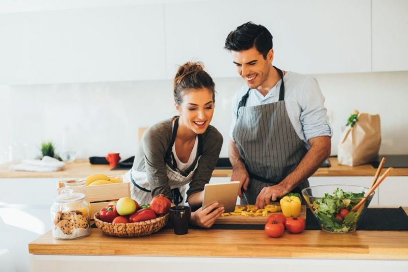 Cải thiện tâm trạng: Theo nghiên cứu, nhiều loại thức ăn cay đẩy mạnh sản sinh serotonin - một loại hormone giúp cải thiện tâm trạng, giúp đẩy lùi các cảm xúc tiêu cực như giận dữ, buồn hay căng thẳng.