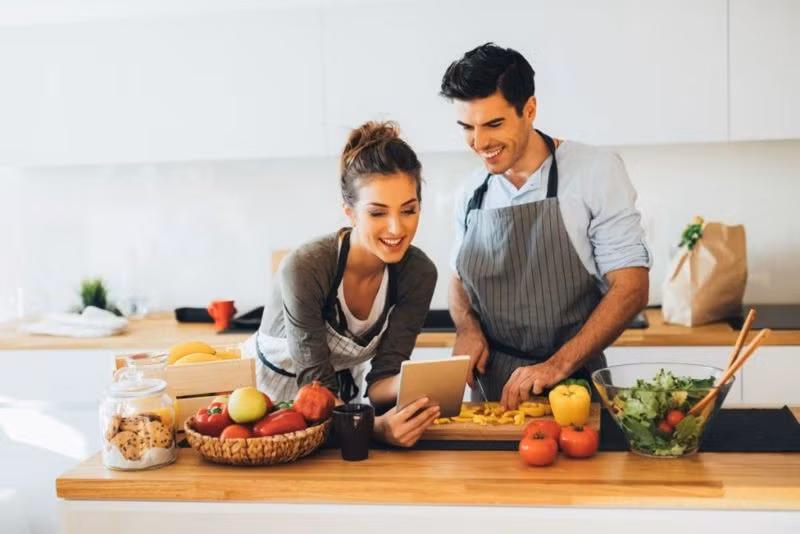 Cải thiện tâm trạng: Theo nghiên cứu, nhiều loại thức ăn cay đẩy mạnh sản sinh serotonin - một loại hormone giúp cải thiện tâm trạng, giúp đẩy lùi các cảm xúc tiêu cực như giận dữ, buồn hay căng thẳng.