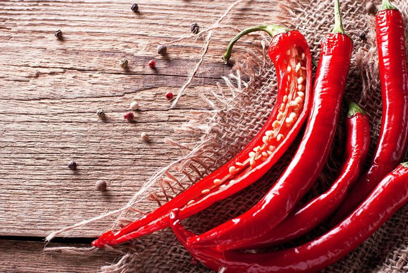 Phòng ngừa ung thư: Nghiên cứu đã chứng minh nguyên liệu có trong nhiều món ăn cay có thể ngừa ung thư. Ví dụ như chất capsaicin có trong ớt được chứng minh có thể ngăn sự phát triển của u ác tính.
