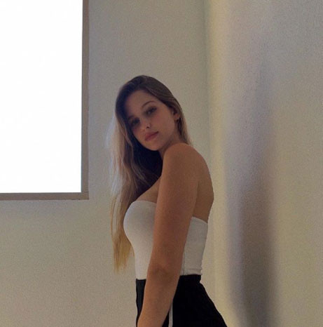 Cô nàng là người mẫu bikini tại Tây Ban Nha nên có gu ăn mặc nóng bỏng và gợi cảm là lẽ tất yếu.