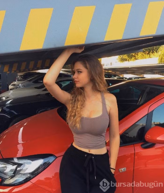 Phong cách thời trang gợi cảm giúp tôn lên vóc dáng đồng hồ cát của bạn gái Neymar.