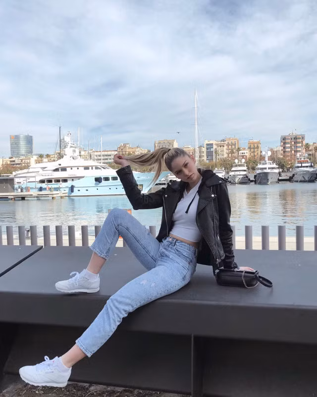 Đôi khi, cô nàng cũng khá năng động, cá tính với áo phông, quần jean và áo khoác da.