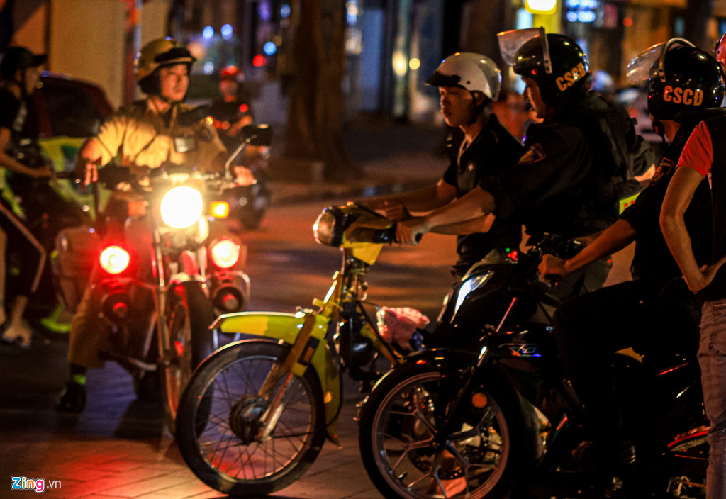 Canh sat ngan hang chuc nguoi qua khich sau tran VN thang Malaysia-Hinh-6