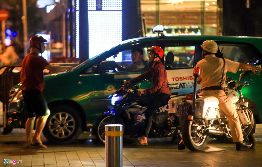 Canh sat ngan hang chuc nguoi qua khich sau tran VN thang Malaysia-Hinh-5