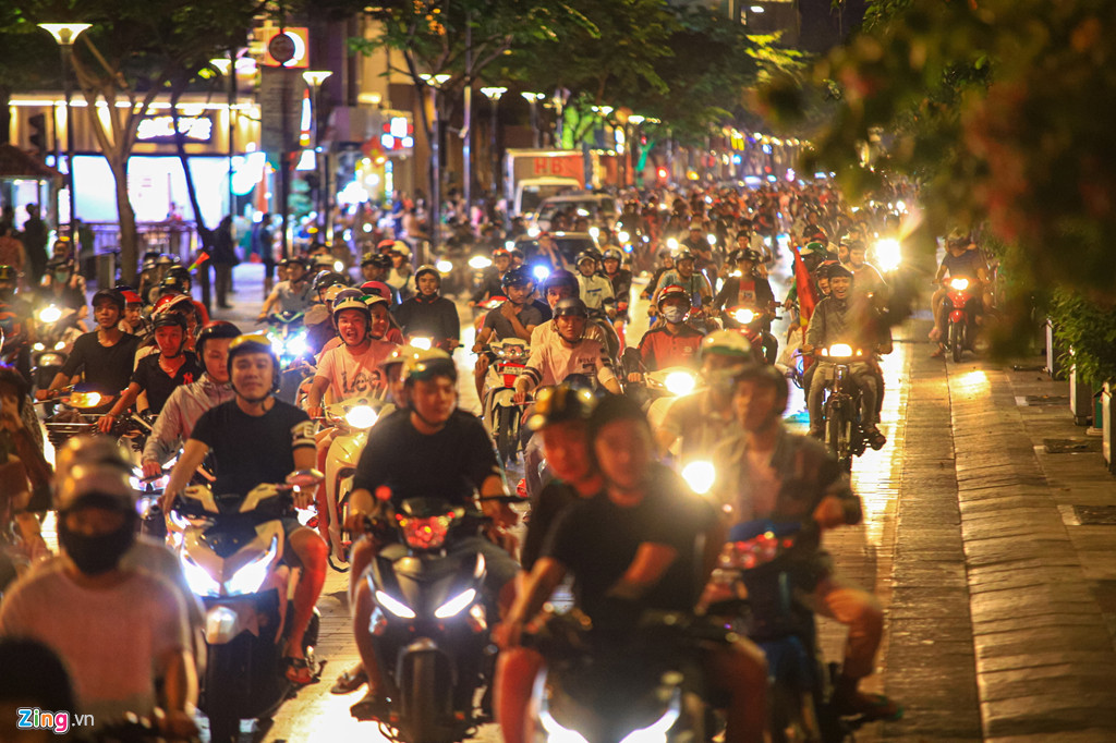 Canh sat ngan hang chuc nguoi qua khich sau tran VN thang Malaysia