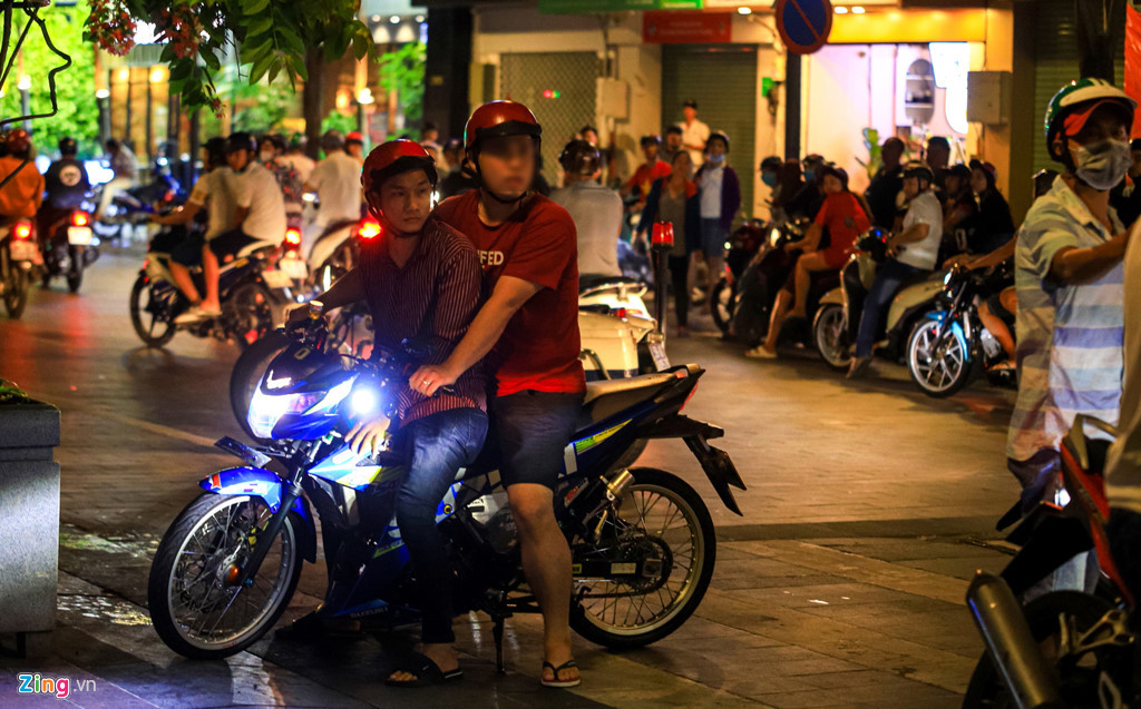 Canh sat ngan hang chuc nguoi qua khich sau tran VN thang Malaysia-Hinh-8