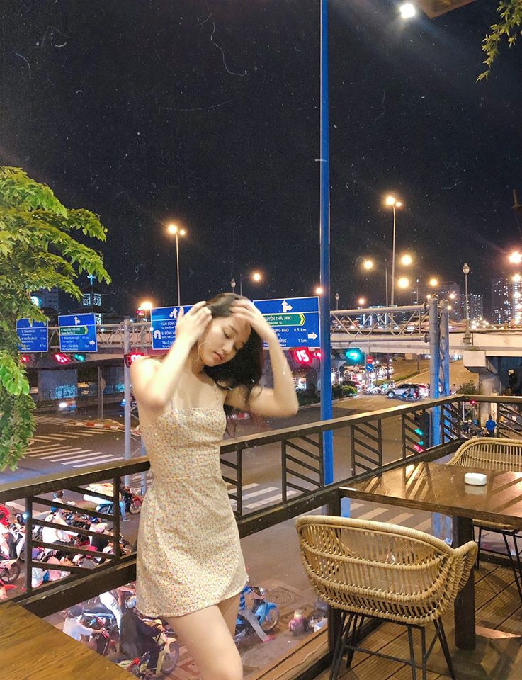 Những thiết kế ôm sát, trễ vai nhẹ nhàng tôn lên vẻ đẹp tròn đầy của người đẹp sinh năm 1998.