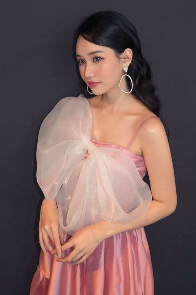 Style gợi cảm, nữ tính của Trúc Anh thu hút người đối diện.