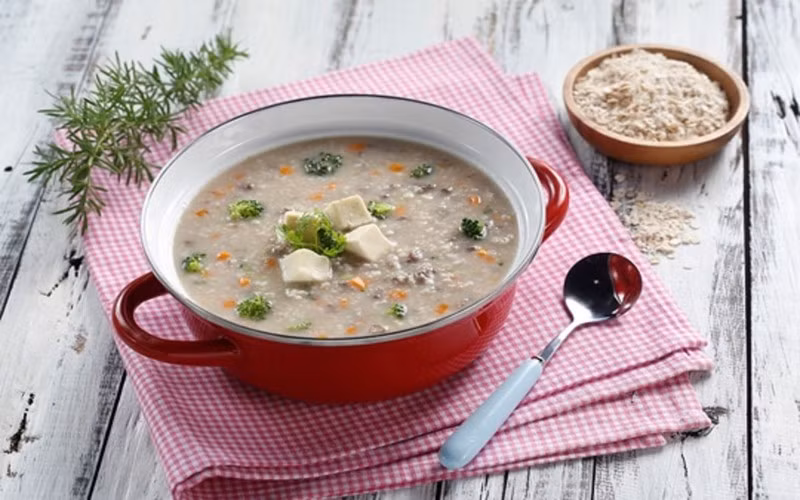 Cháo bột yến mạch là thứ đồ ăn rất phù hợp khi thời tiết ngày càng lạnh dần. Loại cháo này được chế biến từ ngũ cốc nên giàu chất xơ, các loại protein từ thực vật giúp bạn có đủ năng lượng suốt một thời gian dài. 