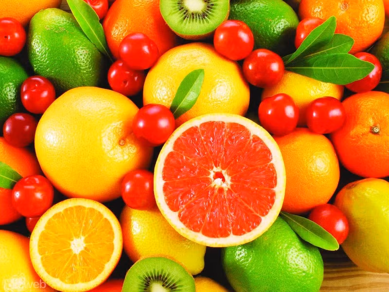 Ăn những thực phẩm cấp nước như bơ, khoai lang, các loại rau hoa quả nhiệt đới. Đây là những thực phẩm dồi dào vitamin C, E và chất béo lành mạnh giúp da mềm, mịn, ẩm mướt từ bên trong rất tốt.