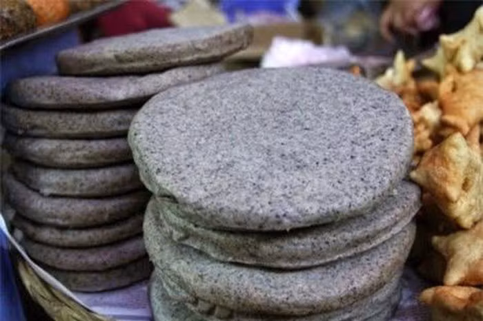 Bánh tam giác mạch: Món đặc sản Hà Giang này thường xuất hiện vào mùa hoa tam giác mạch. Bánh được làm từ hạt tam giác mạch. Bánh có vị bùi và phảng phất mùi hăng của bột tam giác mạch. Bánh được hấp chín trên bếp lửa, khi đến tay người mua vẫn còn nguyên hơi ấm.