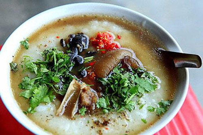 Cháo ấu tẩu: “Chưa ăn cháo ấu tẩu thì chưa đến Hà Giang”. Từ loại củ độc, đồng bào nơi đây đã chế biến ấu tẩu thành món ăn rất tốt cho sức khỏe. Cháo ấu tẩu là đặc sản nổi tiếng của Hà Giang có quanh năm nhưng muốn ăn thì phải dạo chợ, ghé quán lúc chiều tối.