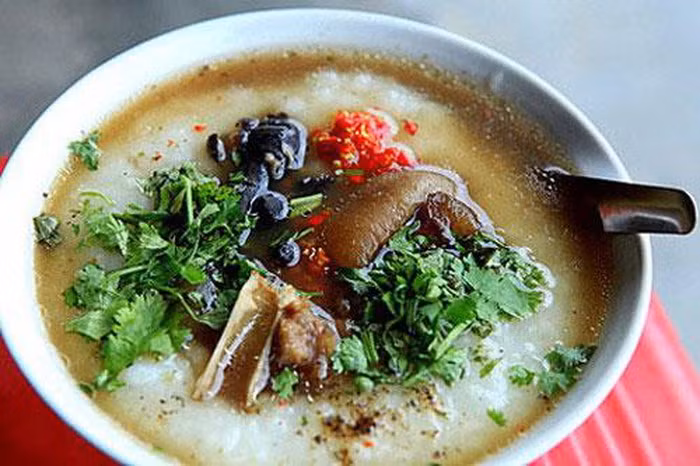 Cháo ấu tẩu: “Chưa ăn cháo ấu tẩu thì chưa đến Hà Giang”. Từ loại củ độc, đồng bào nơi đây đã chế biến ấu tẩu thành món ăn rất tốt cho sức khỏe. Cháo ấu tẩu là đặc sản nổi tiếng của Hà Giang có quanh năm nhưng muốn ăn thì phải dạo chợ, ghé quán lúc chiều tối.