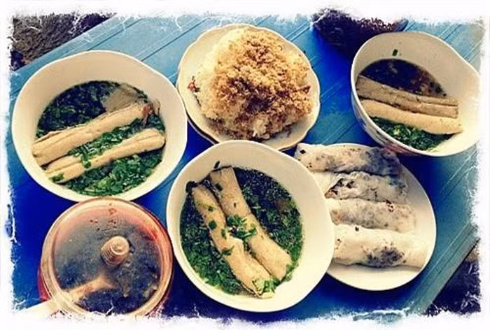 Bánh cuốn trứng là món ăn sáng được nhiều du khách thưởng thức khi đến Hà Giang. Bánh cuốn ở đây khi được tráng trên bếp được đập thêm trứng rồi dùng chính lớp bánh trắng ngần ấy gói lại. Khi ăn sẽ ăn kèm với một bát nước lèo nóng hổi thả giò trắng thơm ngon ở trong.