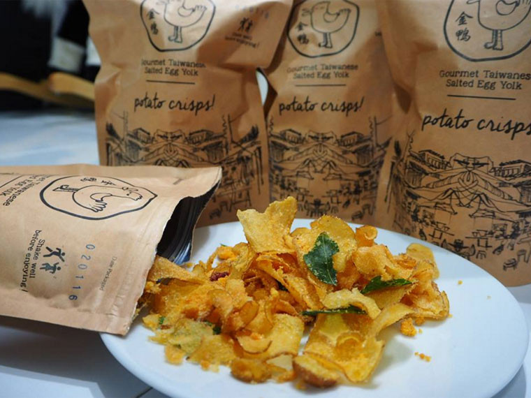 Da cá sấy trứng muối: Món mới này đã giành được vị trí trên bảng xếp hạng đồ ăn vặt phải thử ở Singapore. Bạn nhất định sẽ không dừng lại được một khi đã nhai rôm rốp món ăn vặt vừa giòn, vừa hợp khẩu vị này.