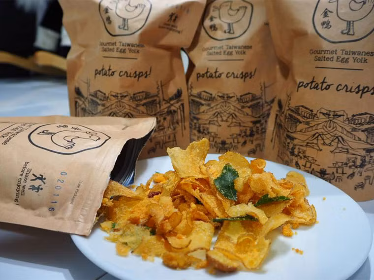 Da cá sấy trứng muối: Món mới này đã giành được vị trí trên bảng xếp hạng đồ ăn vặt phải thử ở Singapore. Bạn nhất định sẽ không dừng lại được một khi đã nhai rôm rốp món ăn vặt vừa giòn, vừa hợp khẩu vị này.