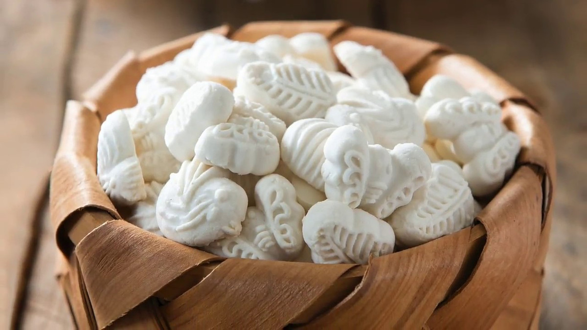 Kueh Bangkit (bánh in) ở Singapore thường được làm từ nước cốt dừa và lá dứa trộn chung với bột mì, bột nếp hoặc bột gạo. Mềm, xốp với một lượng nước cốt dừa vừa đủ tạo ra vị béo đặc trưng của chiếc bánh.