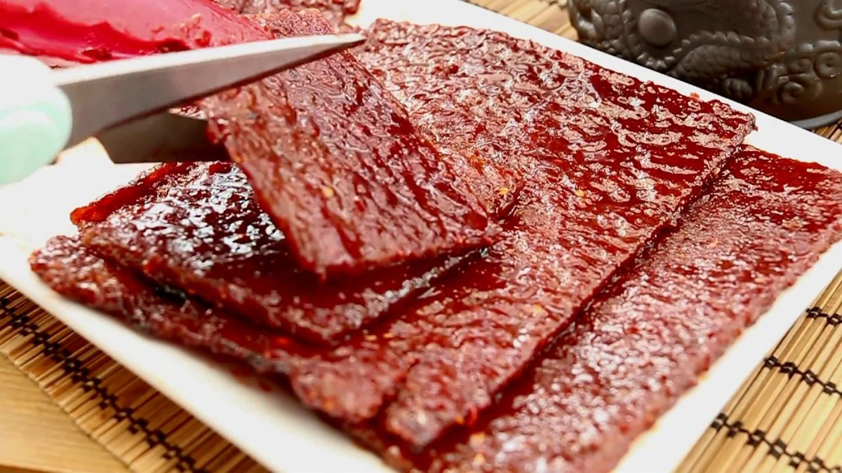 Thịt khô Bak Kwa: Trong tiếng Anh, món này được biết đến với tên gọi “Chinese pork jerky” (khô thịt heo của người Hoa), Bak Kwa cũng tương tự như món thịt khô khác nhưng được thái lát mỏng hơn. Bak Kwa còn là sự pha trộn tuyệt vời của vị tươi mặn của thịt heo, bò hoặc cừu khô kết hợp với các loại gia vị đường, muối và nước tương.
