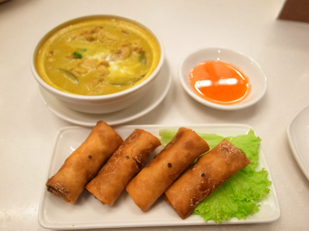 Chả giò: Món ăn vặt gây nghiện này thường có nhân làm từ tôm sú tươi, thịt băm hoặc chà bông cuốn trong bánh tráng, bánh tráng rế chiên trong chảo ngập dầu cho đến khi lớp vỏ ngả màu vàng óng ánh và giòn rụm. Các vị chả giò được yêu thích nhất là vị truyền thống hoặc vị cay.