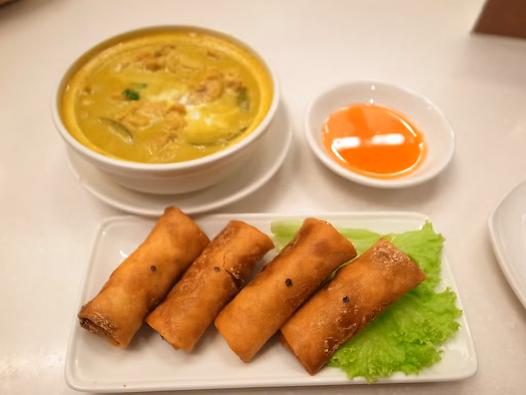 Chả giò: Món ăn vặt gây nghiện này thường có nhân làm từ tôm sú tươi, thịt băm hoặc chà bông cuốn trong bánh tráng, bánh tráng rế chiên trong chảo ngập dầu cho đến khi lớp vỏ ngả màu vàng óng ánh và giòn rụm. Các vị chả giò được yêu thích nhất là vị truyền thống hoặc vị cay.