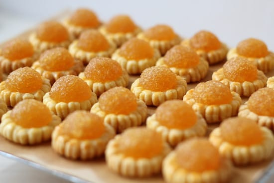 Bánh mứt thơm có vẻ là món ăn vặt ngon phổ biến nhất ở Singapore, nhất là dịp Tết Nguyên Đán. Những chiếc vỏ bánh cực thơm bơ và giòn xốp ăn kèm theo một phần mứt thơm chua chua ngọt ngọt thật là một sự kết hợp hoàn hảo.