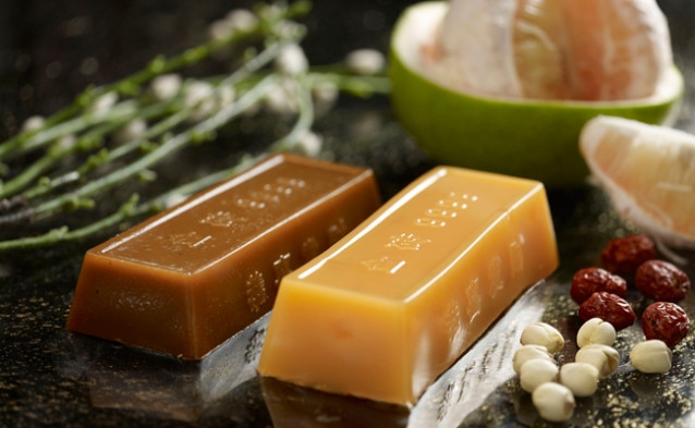 Bánh gạo nếp dẻo (Nian Gao): Nian Gao được làm từ bột gạo nếp và đường là biểu tượng của sự may mắn. Nian Gao thường được cắt lát từ khối bột lớn và sau đó chế biến bằng cách hấp hoặc chiên.