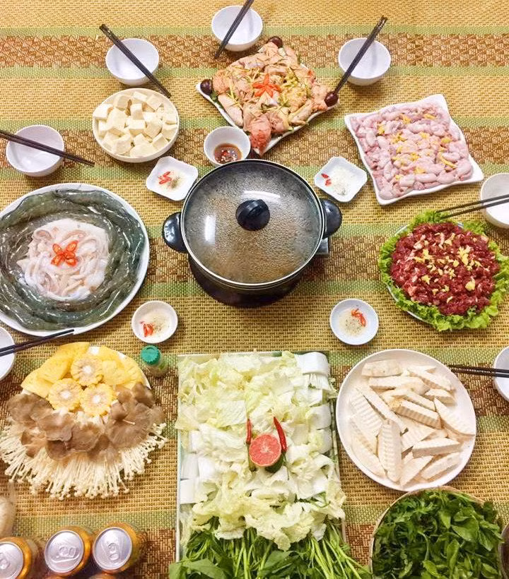 Nấm kim châm, đậu bắp, cà chua, các loại rau cải, rau ngải, rau diếp nhặt rồi rửa sạch và để ráo sau đó xếp ra đĩa. Đậu phụ cắt miếng thái mỏng.