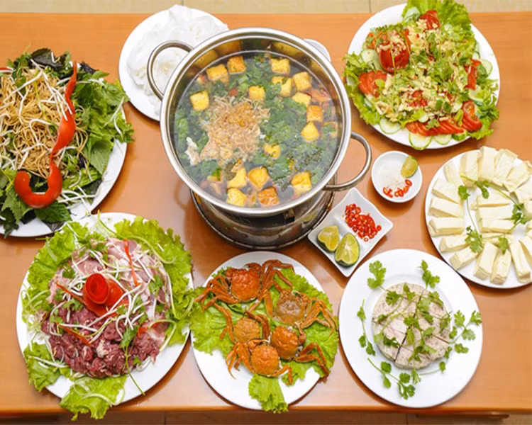 2. Cách nấu lẩu thập cẩm ngon: Gà làm sạch, chặt miếng vừa ăn. Thịt bò thái mỏng; tôm, mực, ngao rửa sạch, mực thái miếng. Tất cả xếp lên đĩa.